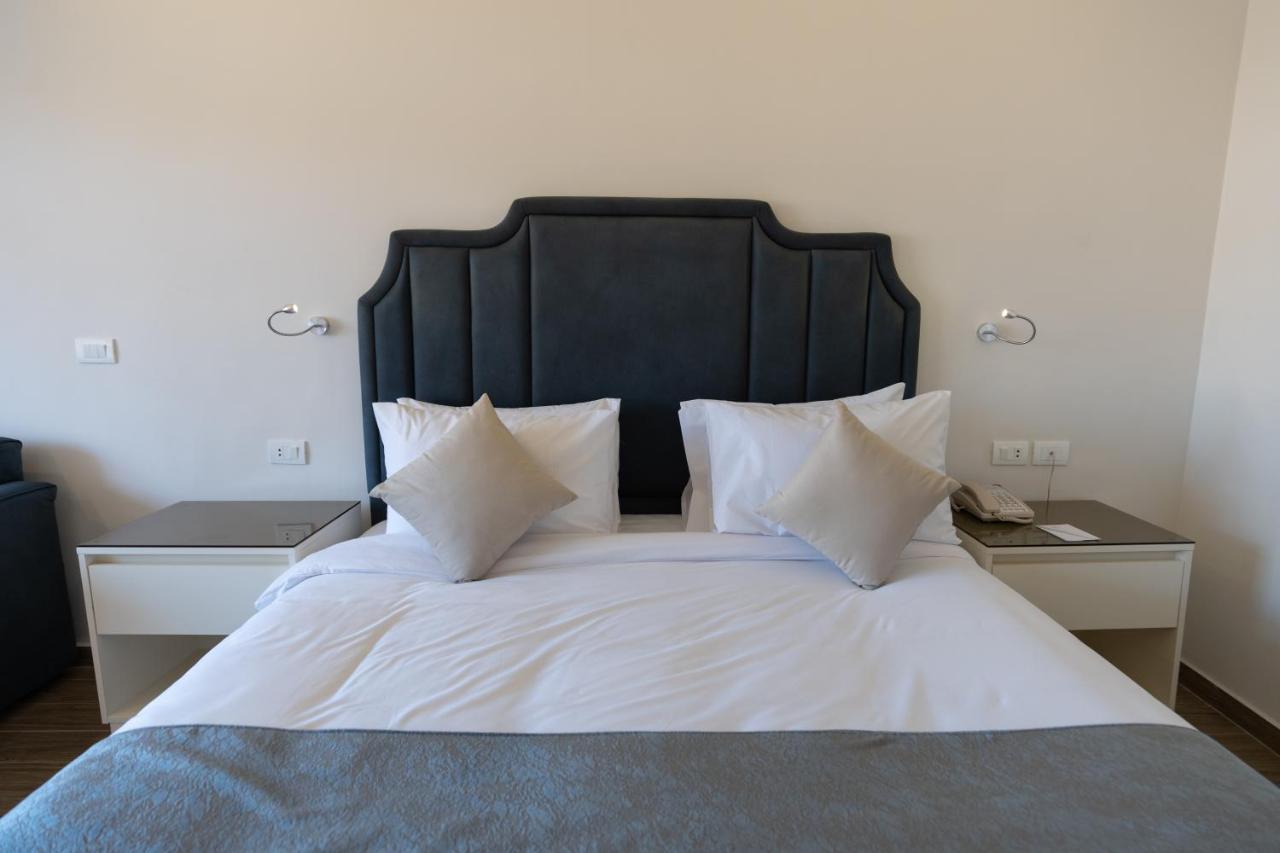 Parrotel Beach Resort Sharm el-Sheikh Bagian luar foto A bed with a headboard