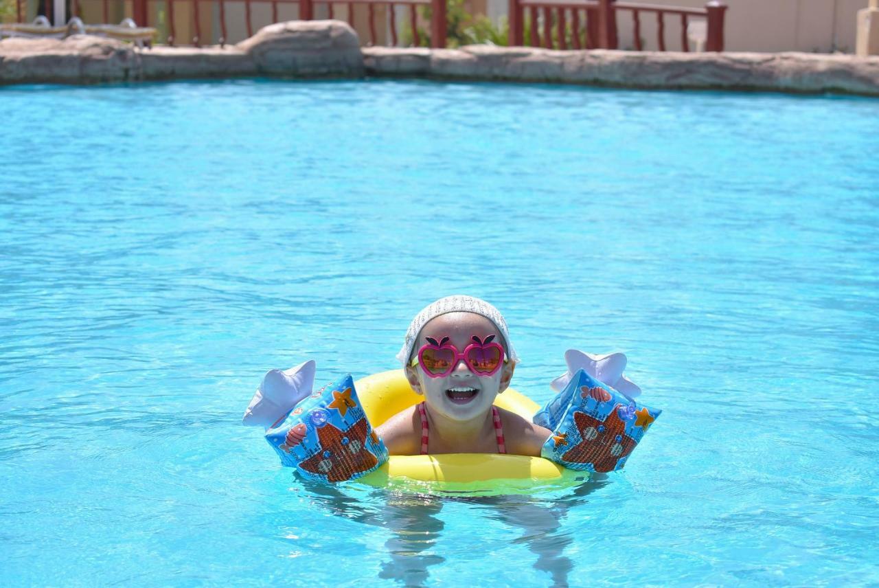 Parrotel Beach Resort Sharm el-Sheikh Bagian luar foto A child wearing armbands